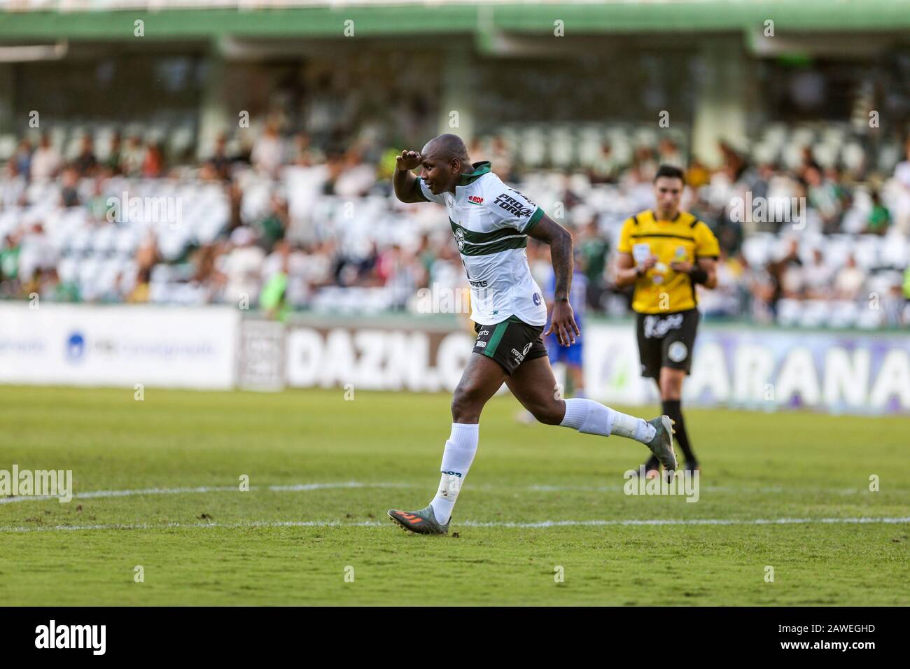 Curitiba, Paraní, Brésil. 8 février 2020. PR - PARANAENSE/CORITIBA X UNIAO BELTRAO - ESPORTES - Sassa do Coritiba comemora seu segindo ged durante partida do Campeonato Paranaense 2020 no Estadio Couto Pereira, em Curitiba, neste sábado (08). Foto: Geraldo Bubniak/Agb Crédit: Geraldo Bubniak/Zuma Wire/Alay Live News Banque D'Images