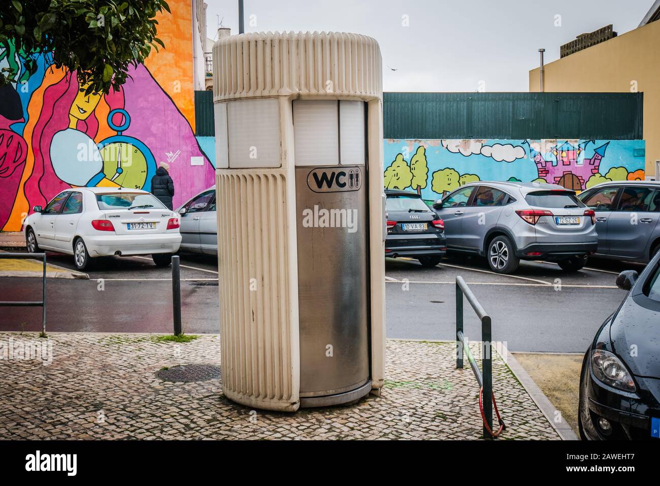 une toilette de toilettes de toilettes de toilettes de toilettes de  toilettes de toilettes de placard sur une rue à lisbonne portugal europe  Photo Stock - Alamy
