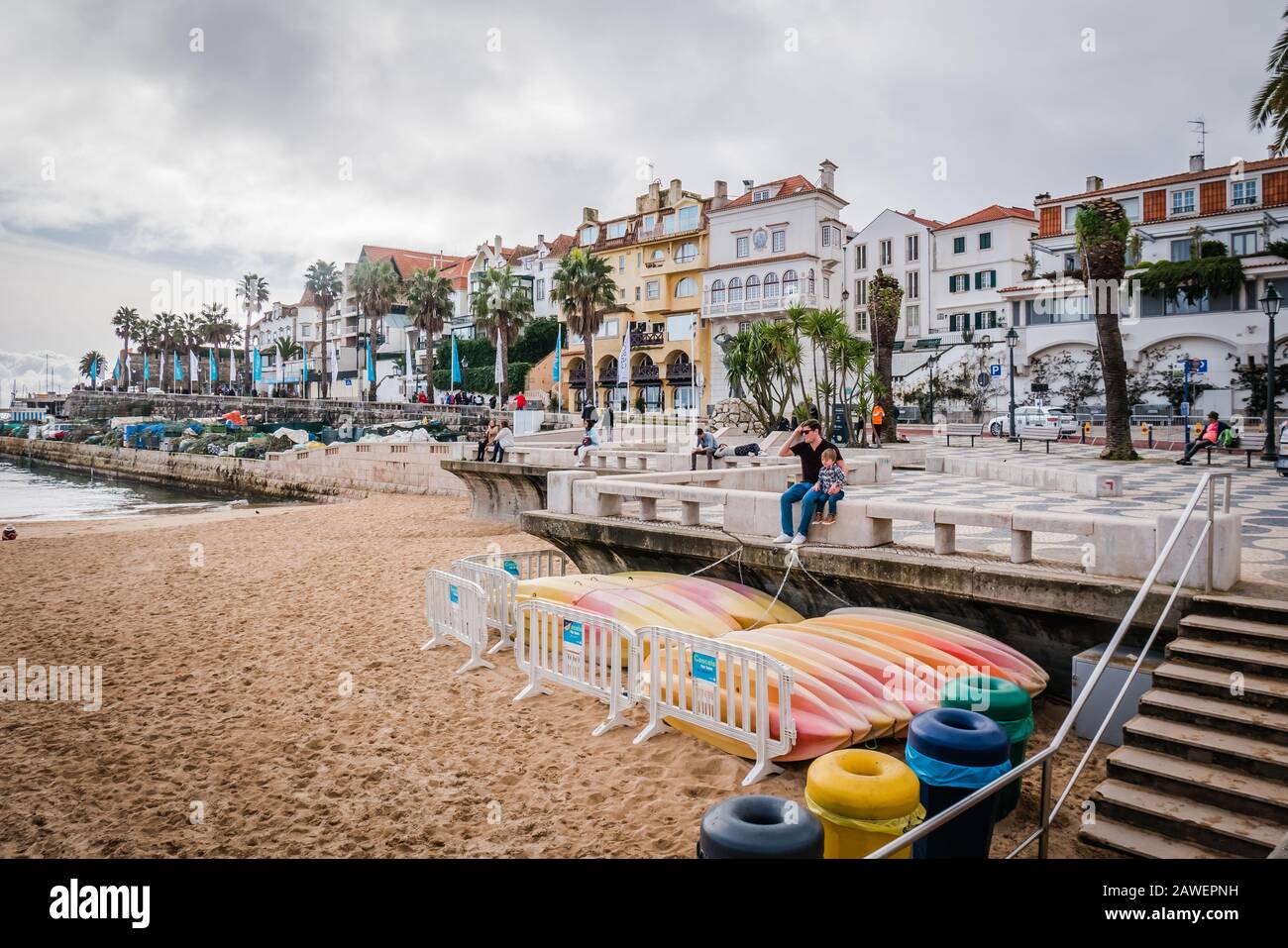 La plage Praia da Ribeira est la plage principale de Cascais, qui fait face à la place centrale des villes et donne sur le port de pêche. Banque D'Images