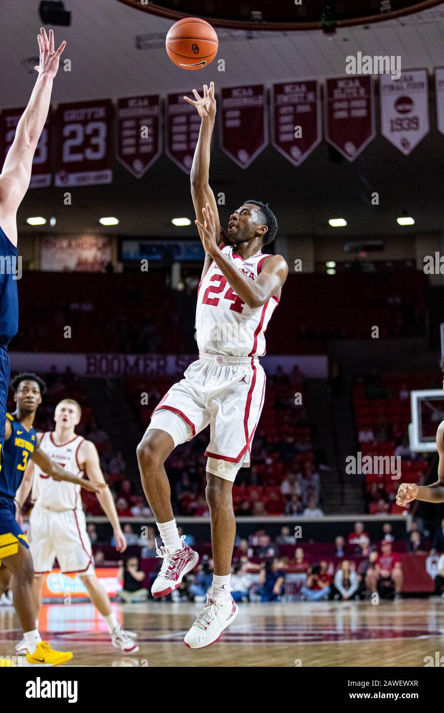 Norman, Oklahoma, États-Unis. 8 février 2020. Jamal Bieniemy, garde d'Oklahoma Sooners (24), a tiré un coup de volant ouvert contre les alpinistes de Virginie occidentale le samedi 8 février 2020 au Lloyd Noble Center de Norman, OK. Crédit: Nicholas Rutledge/Zuma Wire/Alay Live News Banque D'Images