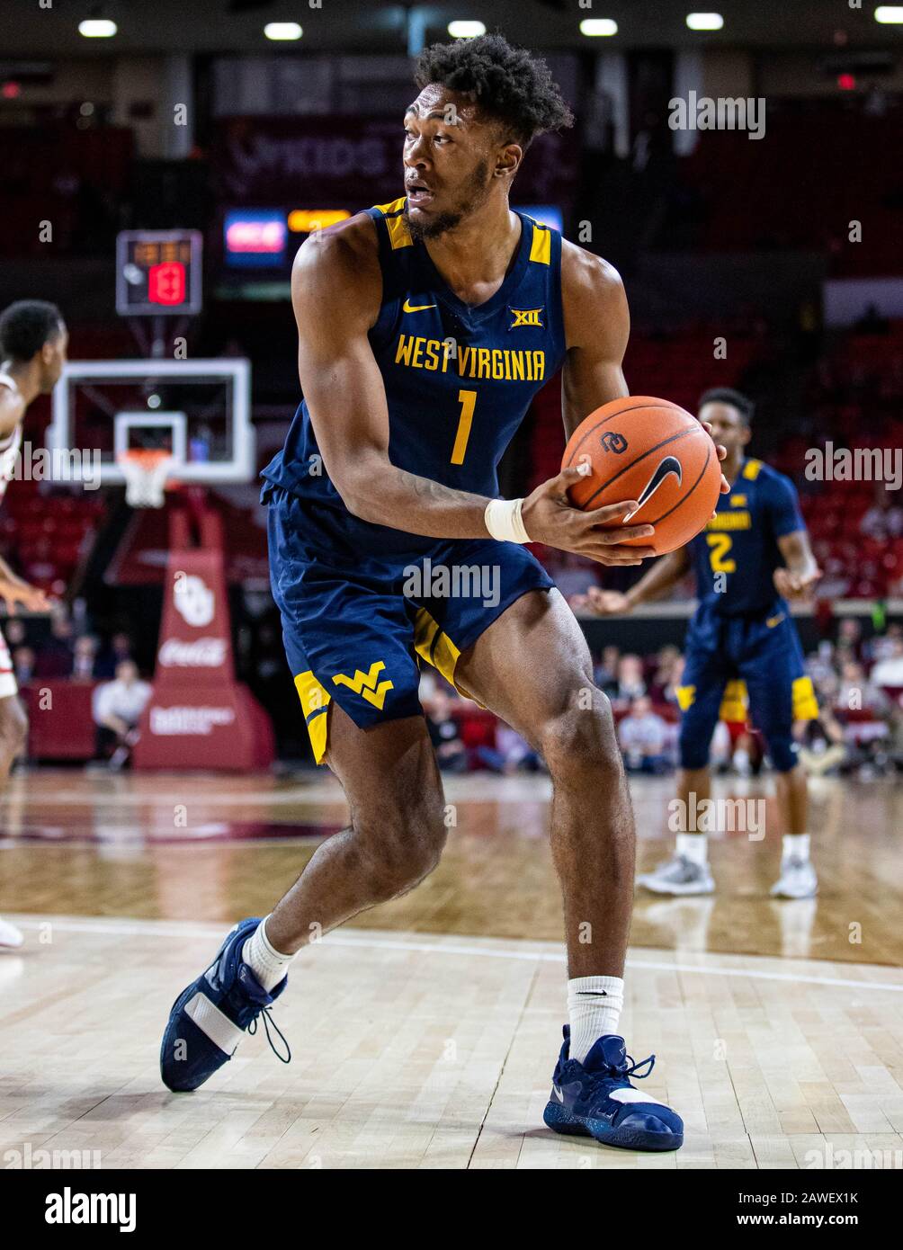 Norman, Oklahoma, États-Unis. 8 février 2020. West Virginia Mountaineers forward Derek Culver (1) à la recherche d'un coéquipier ouvert pour passer le ballon aussi que les Sooners d'Oklahoma les défendent le samedi 8 février 2020 au Lloyd Noble Center de Norman, OK. Crédit: Nicholas Rutledge/Zuma Wire/Alay Live News Banque D'Images