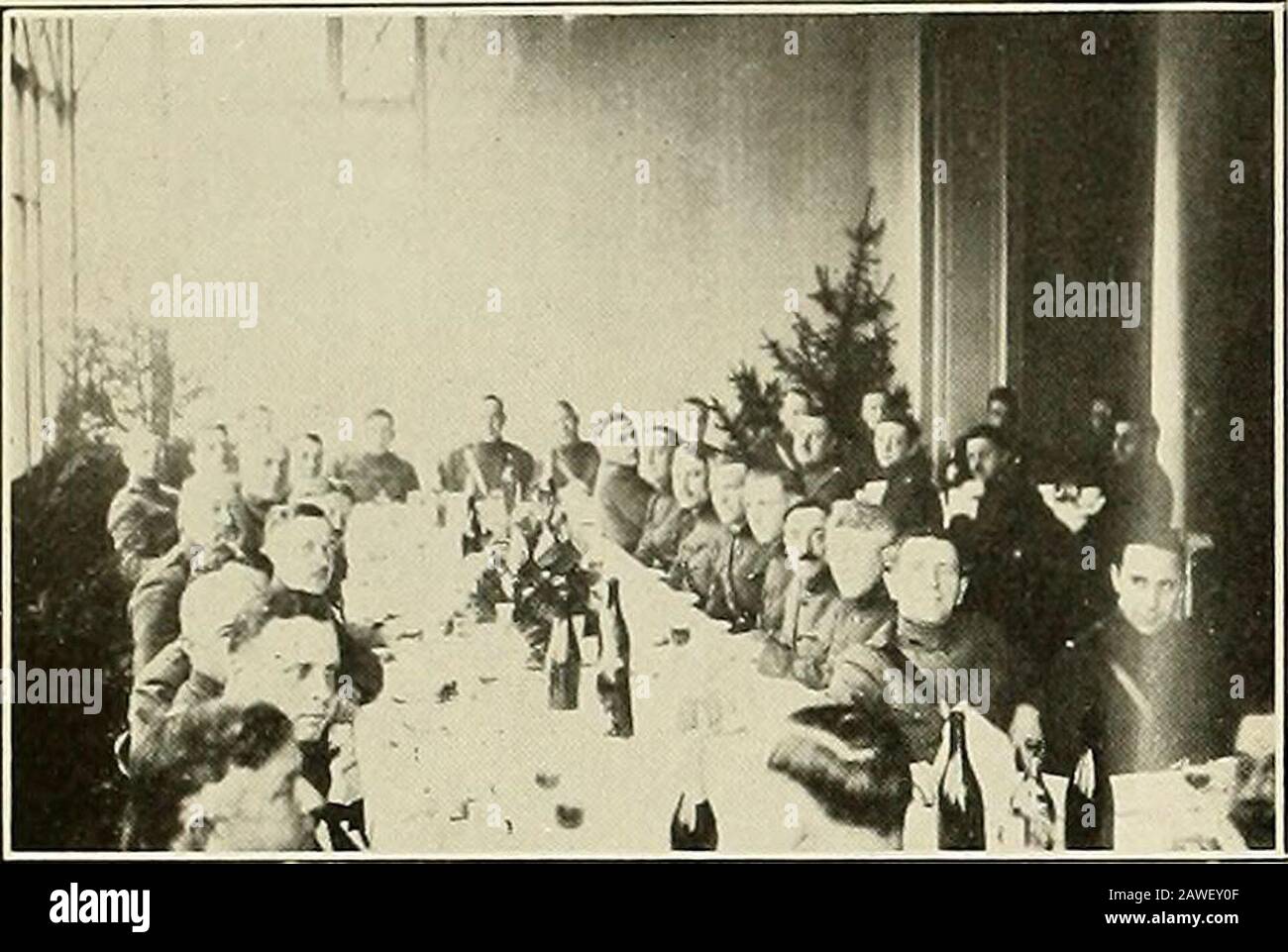 Histoire de l'hôpital de la base militaire des États-Unis n°36 (Detroit College of Medicine and Surgery Unit) organisé à Detroit, Michigan, le 11 avril 1917 . Shurly, Majors Walker, Barrett et le capitaine Matthews ont reçu des ordres de retour aux États-Unis et de gauche sur le . .th avec beaucoup de messages aux gens à la maison. Maj. Henry G.Berry a pris la commande. Ces jours-là sont des jours d'attente vigilant. La fermeture des opérations de construction et d'expédition de l'équipement a été accomplie et la fin de ce mois nous trouve readypour le mot Go. Février 1919 Nous Quittons Vittel aujourd'hui, le 16. La population entière du t Banque D'Images