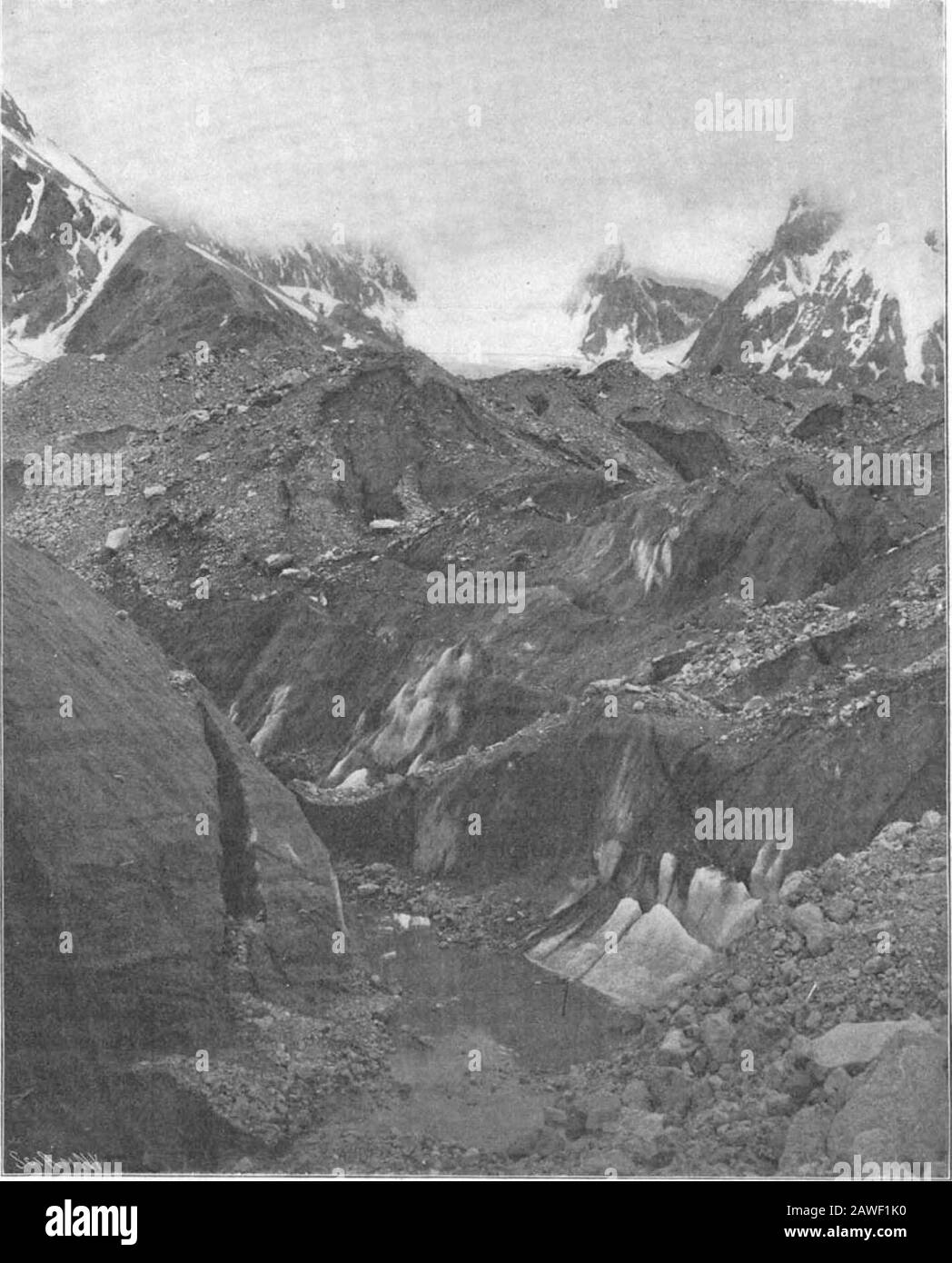 Volume Scientifique Américain 88 Numéro 10 (Mars 1903) . 1850 le Grand Trigonometrique sur-vey de l'Inde a étendu leur triangulation au pied de l'Himalaya, et des mesures ont été faites de cette base nouvellement acquise au pic neigeux au-delà des frontières. Entre novembre 1849 et janvier 1850, il a découvert qu'au Tibet, à 27 degrés. 59,3 min. Latitude DEUX PRÊTRES LLAMA et 86 deg. 54,7 min. De longitude est du pic de Greenwicha a augmenté jusqu'à l'énorme hauteur de 29 002 pieds, l'altitude mesurée la plus élevée sur terre. Celui qui a neverseat l'Himalaya de Darjeeling a manqué un de l'un des plus grand Banque D'Images