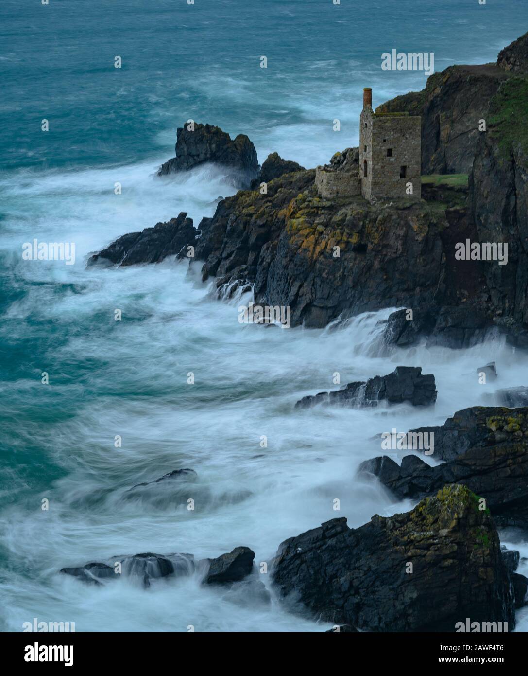 Botallack Mines, Cornwall, 8 Février 2020. Météo au Royaume-Uni : des vents violents ont frappé la côte de Cornish, ce qui a fait que les vagues de l'Atlantique s'écrasent dans les rochers de Botallak Mines, près de St Just, Cornwall, samedi après-midi, devant la tempête Ciara. Des avertissements météorologiques violents ont été émis avec des vents de 80 mph et de fortes prévisions de pluie lorsque l'impact total de la tempête frappe le Royaume-Uni demain. Des avertissements de perturbations de voyage généralisées ont été émis. Crédit: Celia Mcmahon/Alay Live News Banque D'Images