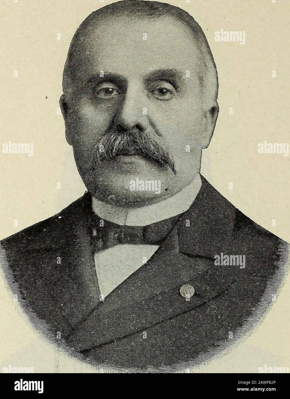 Les notices biographiques de l'Ohio, un manuel du gouvernement et des institutions de l'État de l'Ohio . M. SHARP, DU comté de Fairfield. Robert H. Sharp, démocrate, est au service de son second mandat en tant que représentant du comté de Fairfield. Il était bom à Sugar Grove, comté de Fairfield, Ohio, octobre 22, 1872. À l'âge de seize ans, il est entré à l'Université d'État de l'Ohio, en suivant le cours ag-ricultural. Il a quitté le collège en 1892, pour succéder à son père en busi-ness. Il était dans les affaires de passation de marchés et d'exploitation de carrières jusqu'à la chute de 1899, lorsqu'il a été élu à la 74ème Assemblée générale. Il a été réélu Banque D'Images