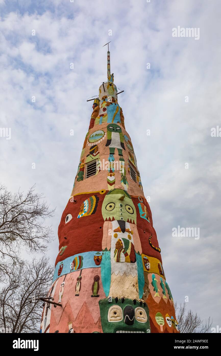 ED Galloway's Totem Pole Park, rempli de totems d'art folklorique avec un motif indien américain, le long de la route 66 près de Foyil, Oklahoma, États-Unis [pas de desseras de propriété Banque D'Images