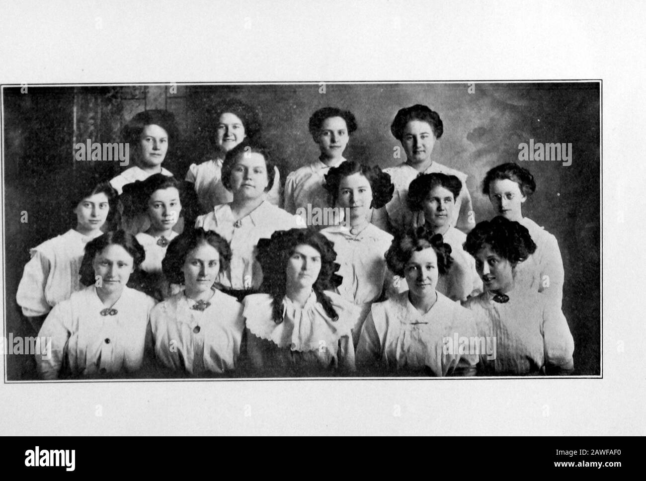 Oracle, Le . (Stria (€Lrr (Directeur De Club, J. W. Bremer Soprranoscarrie Marshall Mayer Johnie James ^ Altos Lucile Snider Georgia Cloyd Lynne Lee Loe Ne,,Le Goodner Ora Sheets ^F5?? Leona Hadley Ml»Er Co^ Esther Reed Grace Norris Perry Lou Stark Era Wells Tillie Sherman. Banque D'Images