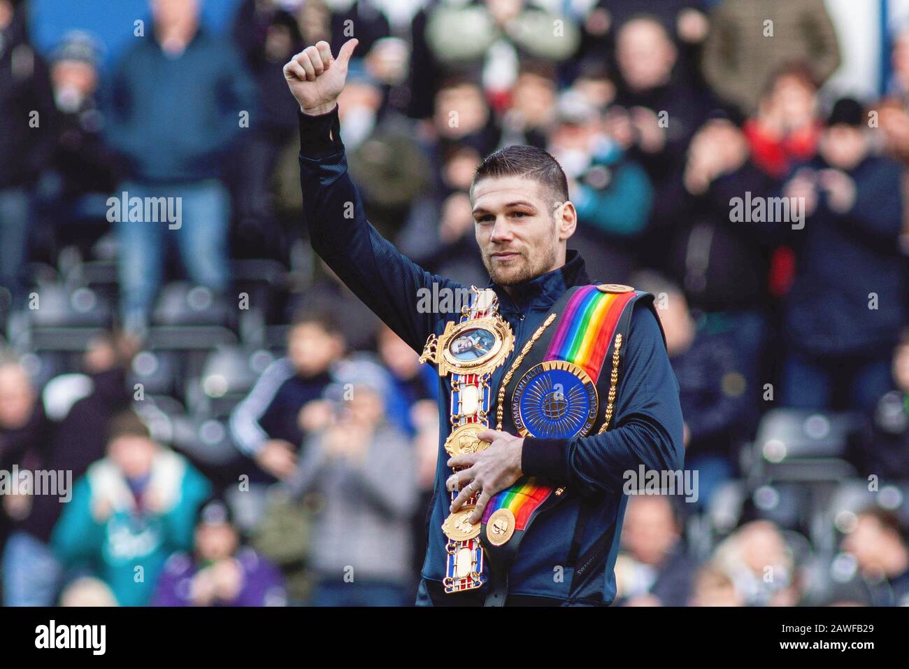 Chris Jenkins, boxeur professionnel gallois. Parades sur le terrain avec ses ceintures de soudeur britanniques et Commonwealth avant le match. EFL Skybet championnat, Swansea City / Derby County au Liberty Stadium à Swansea, Pays de Galles du Sud, le samedi 8 février 2020. Cette image ne peut être utilisée qu'à des fins éditoriales. Utilisation éditoriale uniquement, licence requise pour une utilisation commerciale. Aucune utilisation dans les Paris, les jeux ou une seule édition de club/ligue/joueur. Pic par Lewis Mitchell/Andrew Orchard sports photographie/Alay Live news Banque D'Images