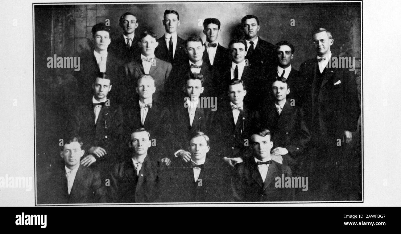 Oracle, Le . Inya (€lub John W. Bremer, Directeur Tenors C. L. NikkeiJames E. PennyFrank CartwrightWayne ChristianRichard CloydAubert WilsonJohn LackeyTimothy SchiesClinton DavisRobert Trent BassesAllen KilloughFrank DrakeIvan SniderRivers RandleBert MeachamFrank ThackerJohn BollenbachAlbert Bollenbach. (Stria (€Lrr (Directeur De Club, J. W. Bremer Soprranoscarrie Marshall Mayer Johnie James ^ Altos Lucile Snider Georgia Cloyd Lynne Lee Loe Ne,,Le Goodner Ora Sheets ^F5?? Leona Hadley Ml»Er Co^ Esther Reed Grace Norris Perry Lou Stark Era Wells Tillie Sherman Banque D'Images