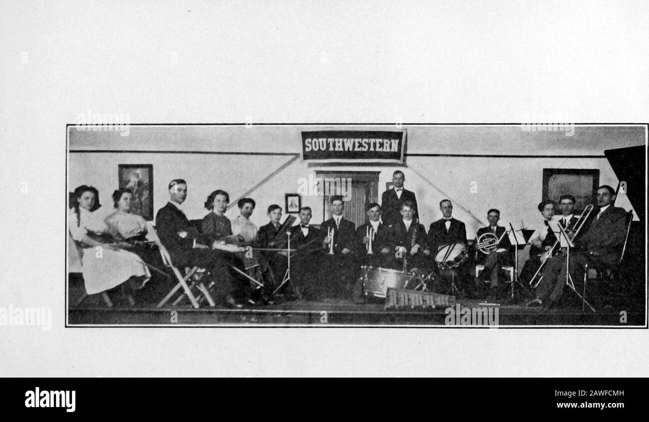 Oracle, Le . ©rrbpslra Directeur, J. W. Bremer First Violin-D. G. Guthrie— Howard Reed—Lucile Dailey Deuxième Violon—Joe Lackey — Lucile Snyder—Alice Reed-C. Cornets L. Nikkei—Ivan Snyder —Ewing LawterClarinet—Fay SniderHorn—John LackeyTrombone—Nova AlkireFlute-Paul ShauhDrum—Harold TroutPiano—Carrie Marshall Mayer. Inya (€lub John W. Bremer, Directeur Tenors C. L. NikkeiJames E. PennyFrank CartwrightWayne ChristianRichard CloydAubert WilsonJohn LackeyTimothy SchiesClinton DavisRobert Trent BassesAllen KilloughFrank DrakeIvan SniderRivers RandleBert MeachamFrank ThackerJohn BollenbachAlbert Bolle Banque D'Images