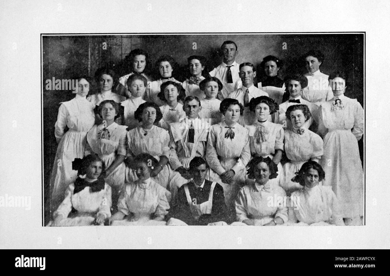 Oracle, Le . Sottpflttr g&gt;ri?nrp (Blub Etta Fisher, présidente Lynda Shaw, secrétaire Mlle Davis, trésorière. ©rrbpslra Directeur, J. W. Bremer First Violin-D. G. Guthrie— Howard Reed—Lucile Dailey Deuxième Violon—Joe Lackey — Lucile Snyder—Alice Reed-C. Cornets L. Nikkei—Ivan Snyder —Ewing LawterClarinet—Fay SniderHorn—John LackeyTrombone—Nova AlkireFlute-Paul ShauhDrum—Harold TroutPiano—Carrie Marshall Mayer Banque D'Images