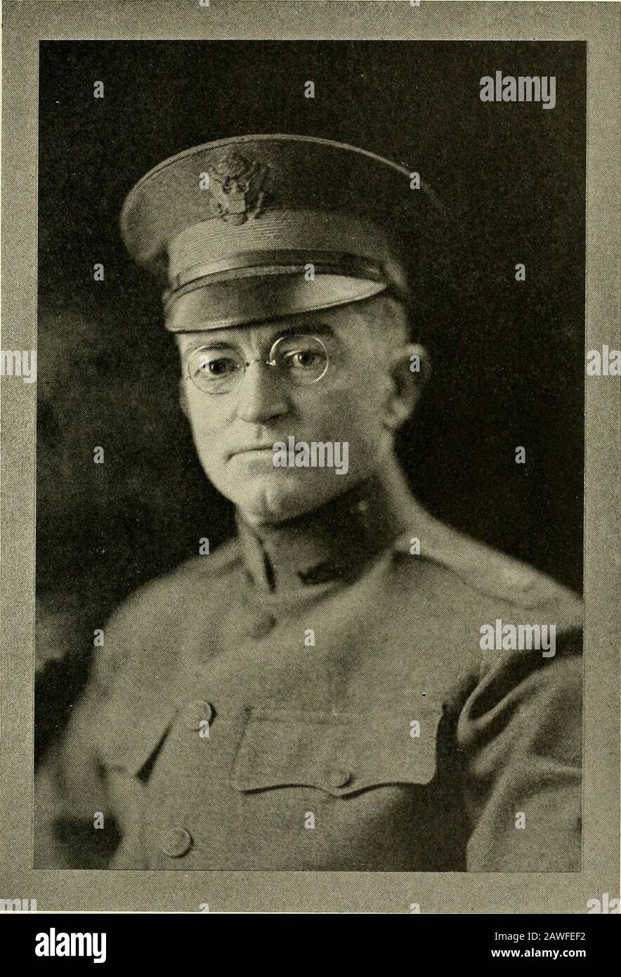 Histoire de l'hôpital de la base militaire des États-Unis n°36 (Detroit College of Medicine and Surgery Unit) organisé à Detroit, Michigan, le 11 avril 1917 . Harry A. George, avec Harold S Holmes, Leo Lyons, Herbert Hass, Williamde Lisle et Clarence Knapp; The Adjutants Office avec Howard M. Erskine, Cecil Fowler, John R. Mason, Leo Meissner et Walter G. Seeber; Et le département des aumôniers, qui gérait le poste, la cantine et les divertissements, avec le Sergent Brown, George W. H3de et Adrian R. Jones. Le lendemain, Charles F. Ives, Clarence Otter, Asa M. Baker et Ber-nard A. Harrigan étaient un Banque D'Images