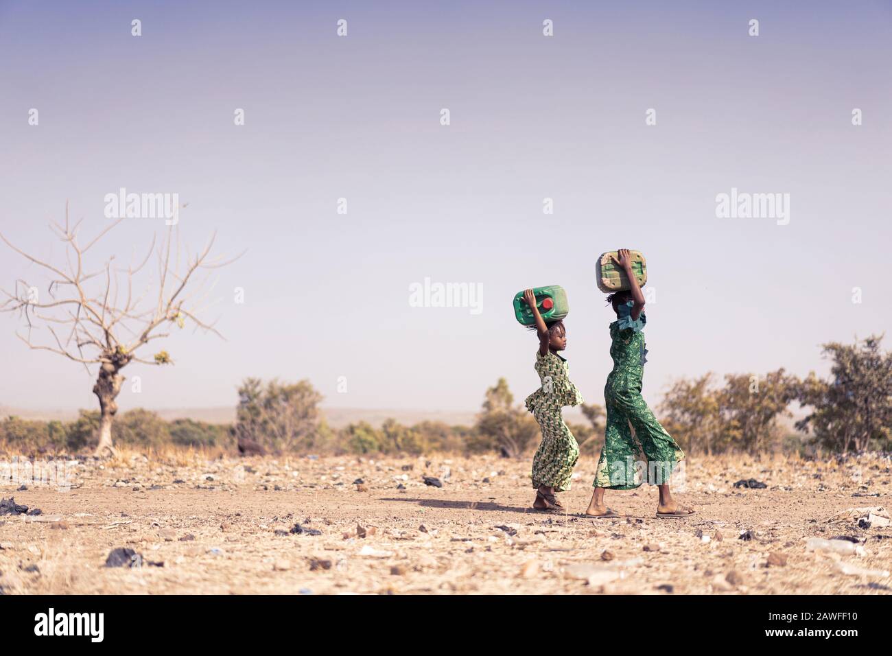 Véritable femme africaine autochtone Engagée avec l'eau naturelle comme symbole de sécheresse Banque D'Images