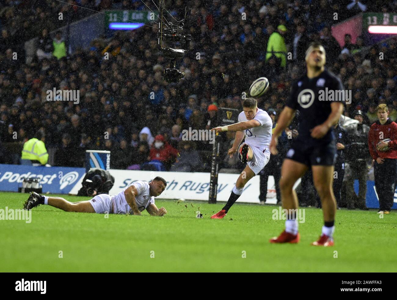 BT Murrayfield Stadium.Edinburgh.Scotland, Royaume-Uni. 8 février 2020. Guinness Six Nations Test Match Ecosse Contre Angleterre. Le capitaine d'Angleterre Owen Farrell présente les points de la victoire . Crédit: Eric mccowat/Alay Live News Banque D'Images