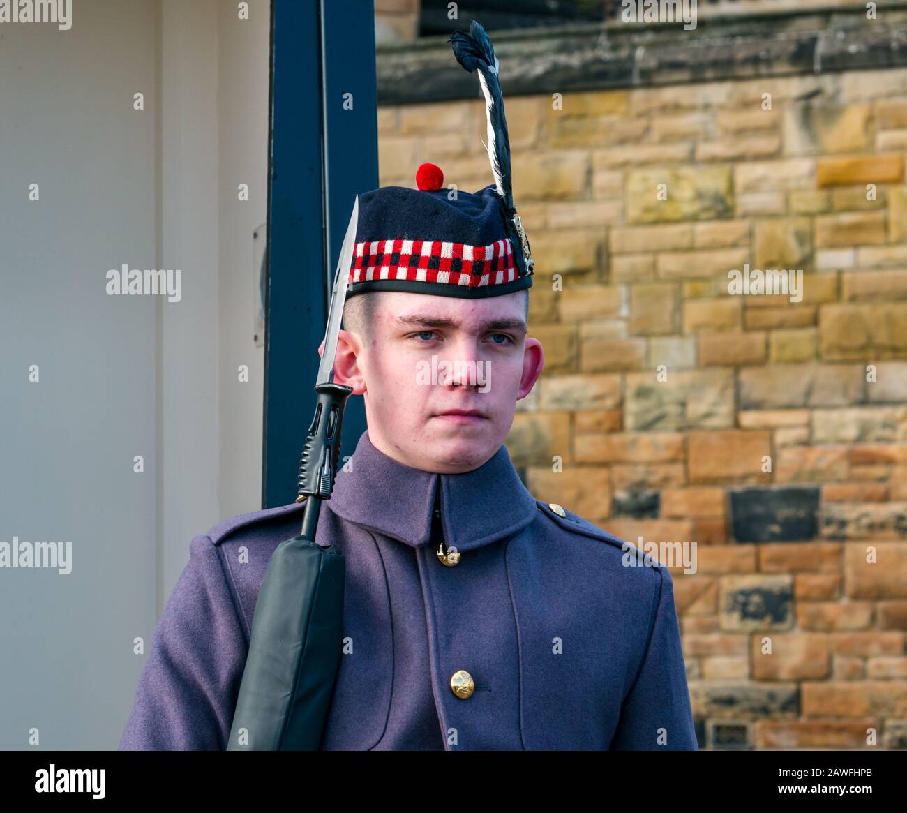 Le soldat du régiment Black Watch est sentinelle à la garde avec une baïonnette de fusil à l'entrée du château d'Édimbourg, en Écosse, au Royaume-Uni Banque D'Images