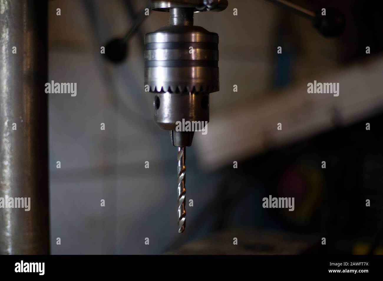 Foret pour métal. La machine de forage est en atelier. Travaux de main dans le garage. Une ancienne machine sans cnc. Chambre sombre avec outils. Le travail des hommes. Making ho Banque D'Images