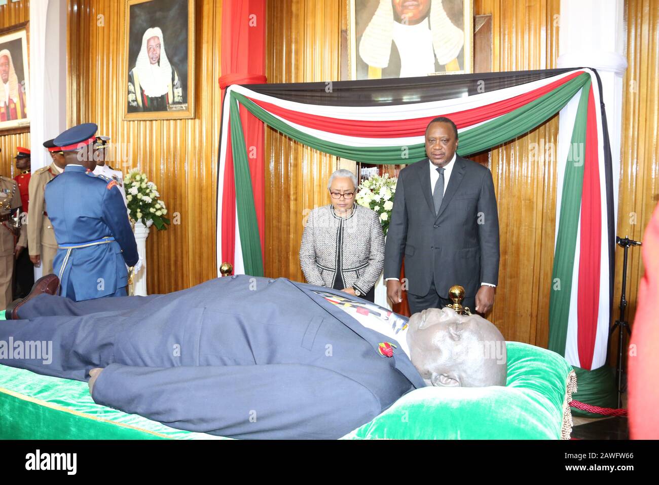 Nairobi, Kenya. 8 février 2020. Le président du Kenya Uhuru Kenyatta et sa femme Margaret Kenyatta s'acquittent de leur dernier respect à la fin de Daniel Arap moi dans les édifices du Parlement. L'ancien président du Kenya est décédé le 4 février 2020 lors d'un traitement à l'hôpital de Nairobi. Crédit: Dennis Sigwe/Sopa Images/Zuma Wire/Alay Live News Banque D'Images