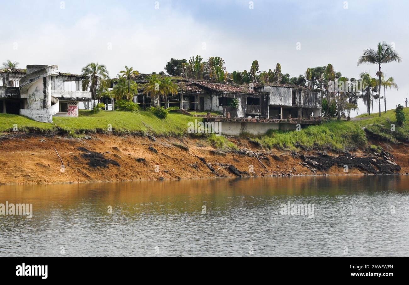 Maison Pablo Escobar Guatape Les ruines bombardées de la célèbre drogue maison de vacances "la Manuela"  de lord Pablo Escobar sur la rive du réservoir de Peñol, Guatape,  Antioquia, Colombie Photo Stock - Alamy