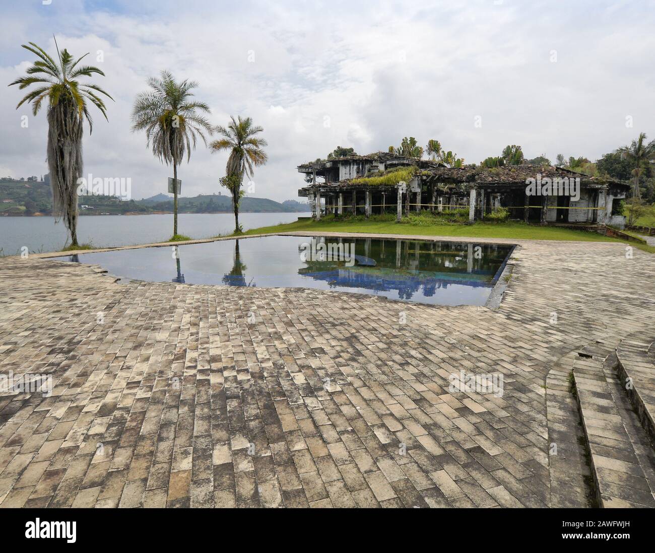 Maison Pablo Escobar Guatape Piscine et ruines bombardées de drogue maison de vacances "Finca Manuela"  de lord Pablo Escobar sur la rive du réservoir de Peñol-Guatape, Guatape,  Colombie Photo Stock - Alamy