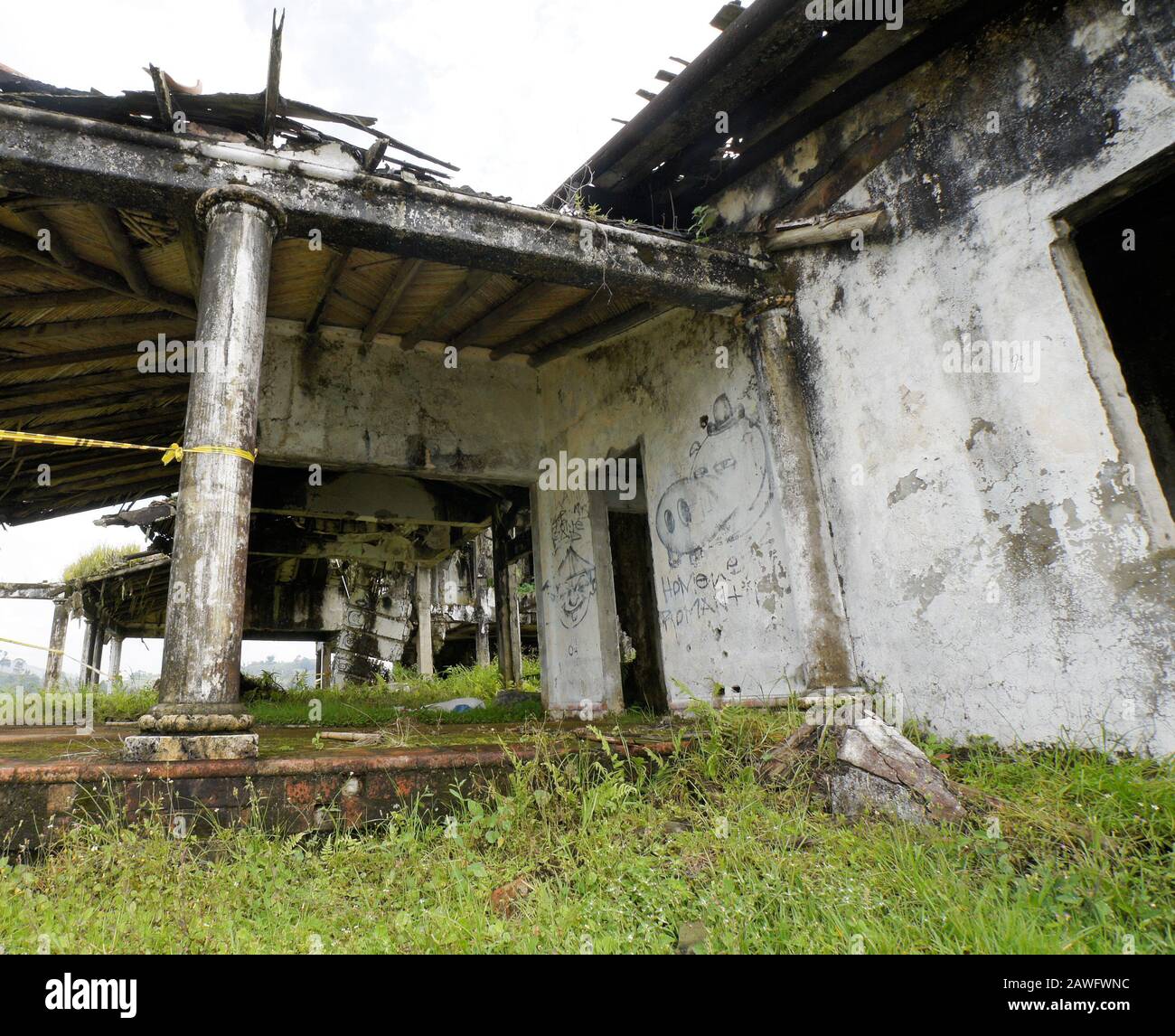 Maison Pablo Escobar Guatape Graffitis sur les ruines bombardées de drogue maison de vacances "Finca  Manuela" de lord Pablo Escobar sur la rive du réservoir de Peñol-Guatape,  Guatape, Colombie Photo Stock - Alamy
