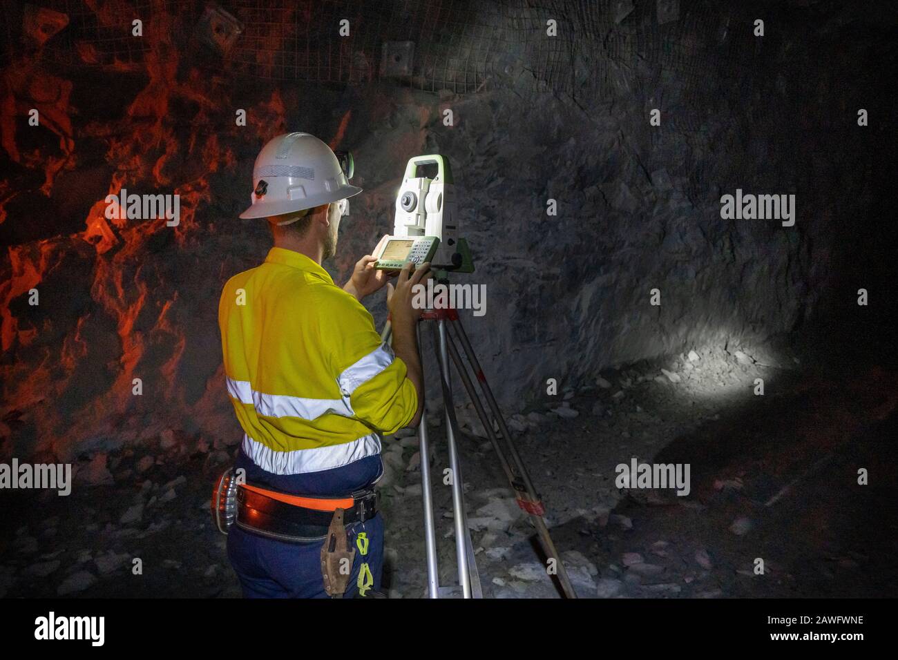 Surveyor travaillant dans une mine d'or souterraine. Australie Occidentale Banque D'Images