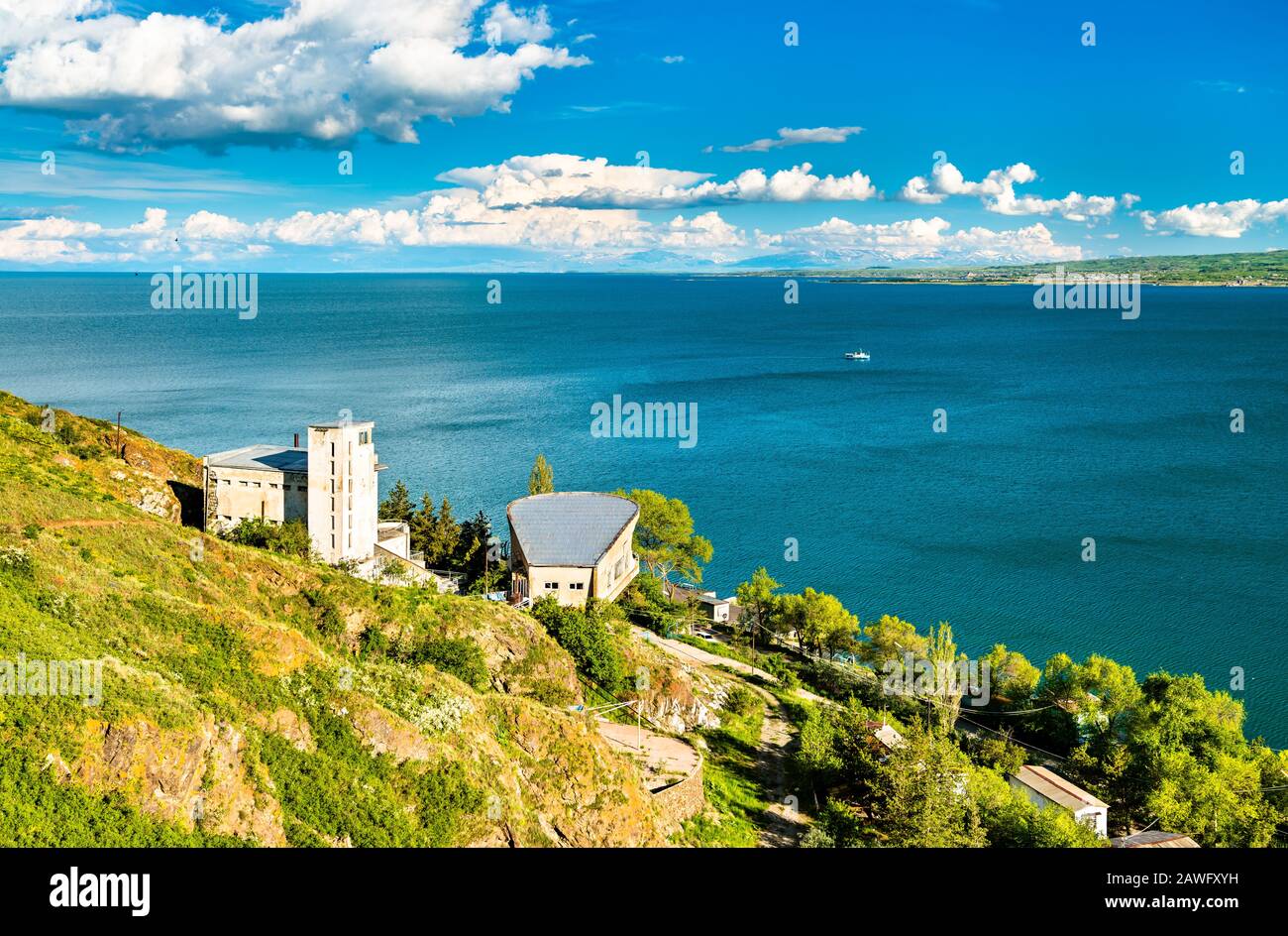 Voir l'île de Sevan dans le lac Sevan en Arménie Banque D'Images