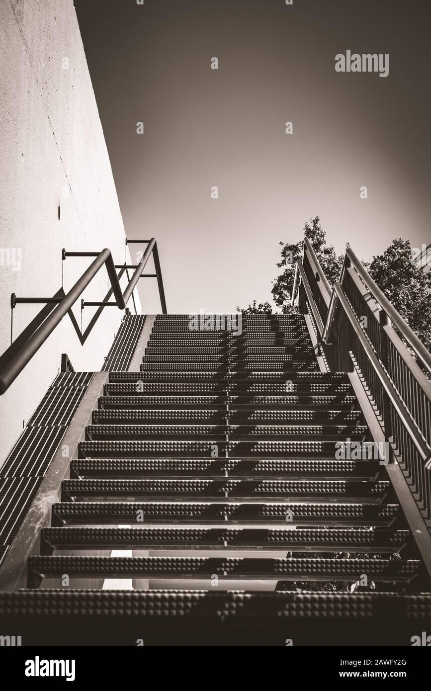 Escalier extérieur en métal noir et blanc chaud Banque D'Images