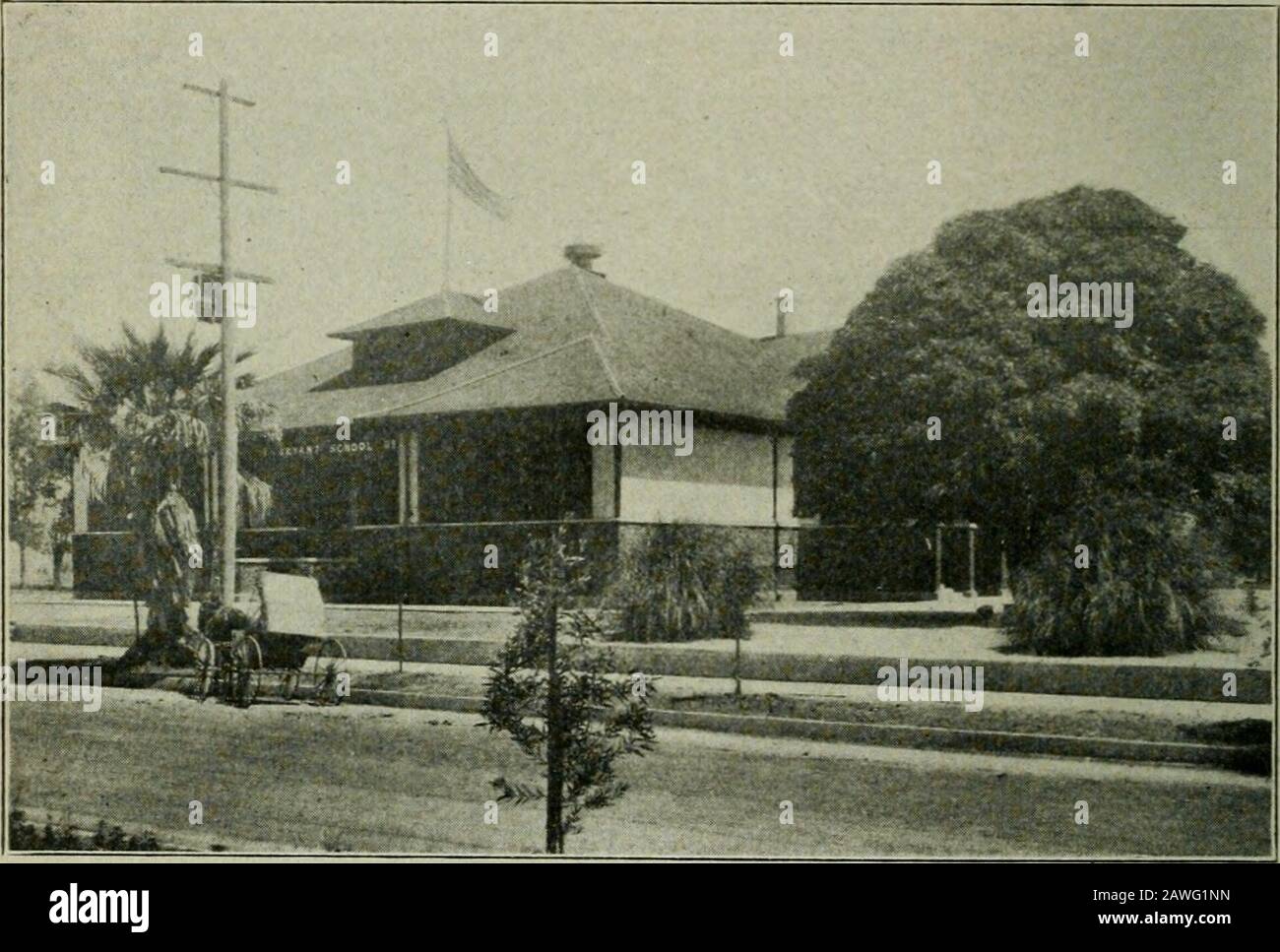 Annexe aux journaux du Sénat et de l'Assemblée de la ..session législature de l'État de Californie . s ont une salle aménagée aussi bien que le bureau principal, et est fournie avec une table à manger, une cuisine, une armoire, Les salles de classe sont de 24 x 30 pieds de dimensions, et sont fournies avec des tableaux noirs d'artifice, et, à l'exception du côté nord des bâtiments. Stores AvitliVenetian. La salle de réunion et quatre salles de classe peuvent être noircies et sont équipées de connexions électriques pour le travail sur lanterne. Dans les septième et huitième classes, les salles sont équipées pour les s Banque D'Images