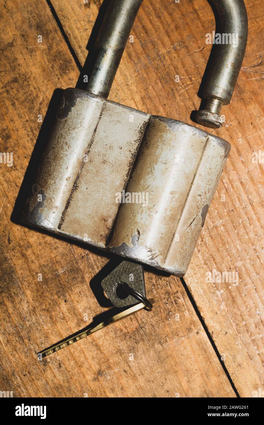 Ancienne Serrure à Loquet En Métal à Texture Bois | Photo Premium