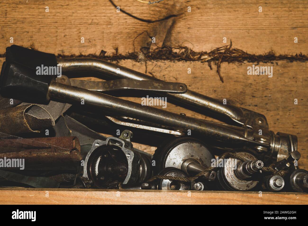 Divers anciens outils dans l'atelier. Chaos des choses de travail. Raclez le métal Banque D'Images