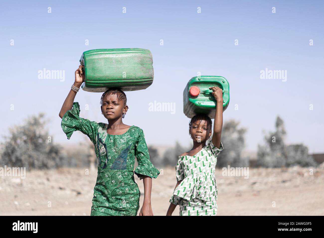 Travailler une fille africaine avec de l'eau naturelle pour un concept de déshydratation Banque D'Images