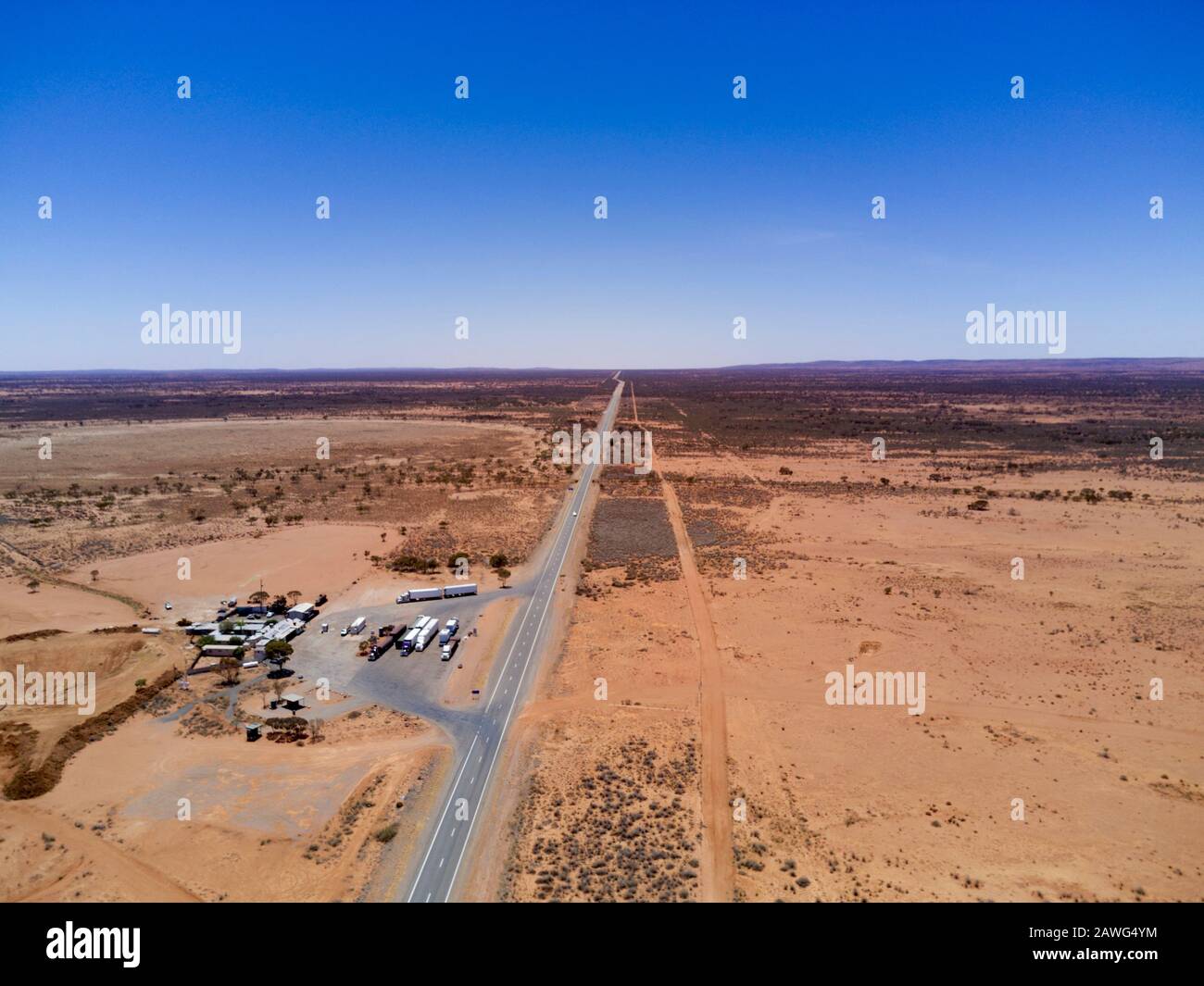 Aérien du Little Tobar Hotel - Roadhouse sur la Barrière Highway entre Broken Hill et Wilcannia dans les terres arides de l'ouest de Nouvelle-Galles du Sud Australie Banque D'Images