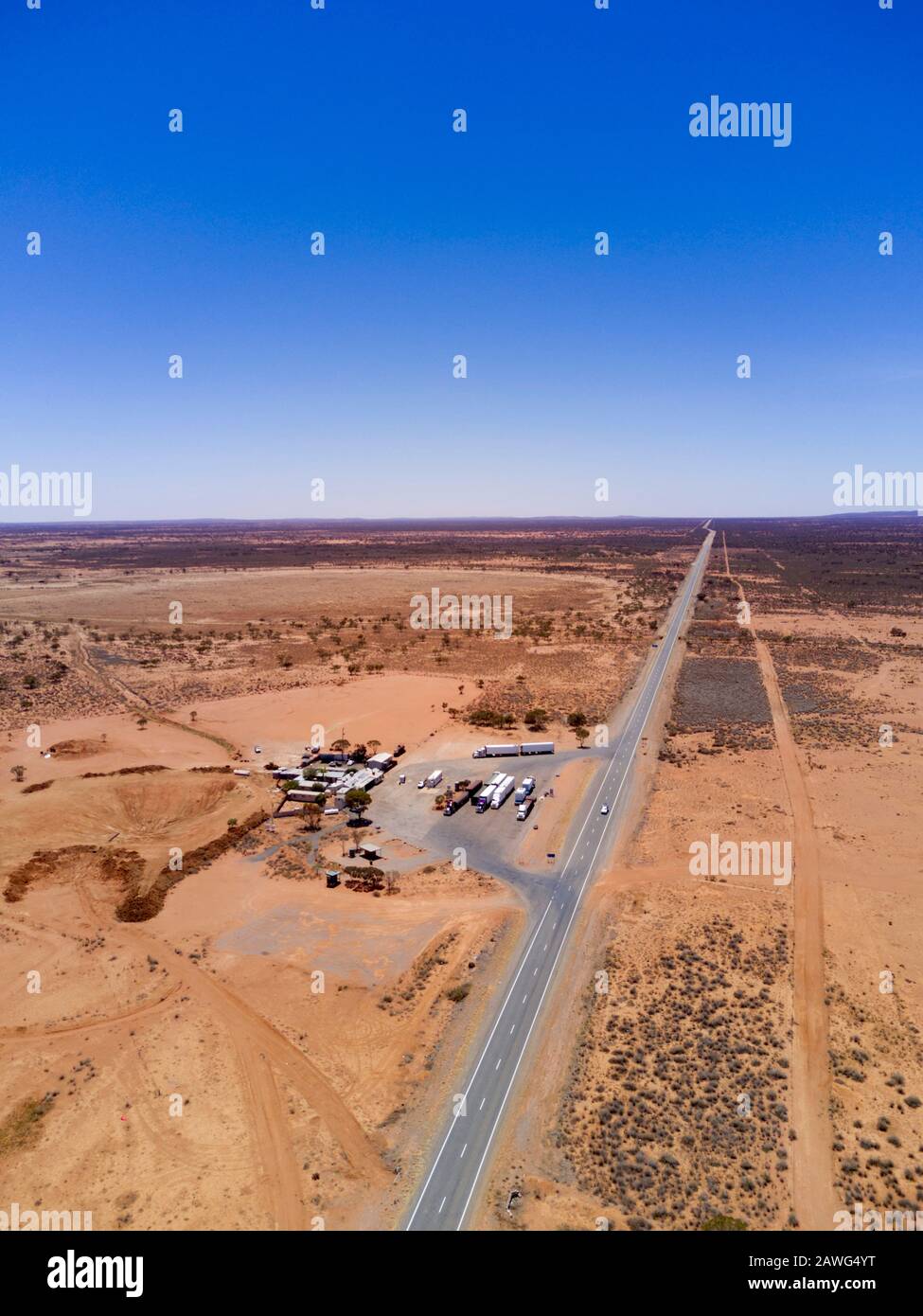 Aérien du Little Tobar Hotel - Roadhouse sur la Barrière Highway entre Broken Hill et Wilcannia dans les terres arides de l'ouest de Nouvelle-Galles du Sud Australie Banque D'Images