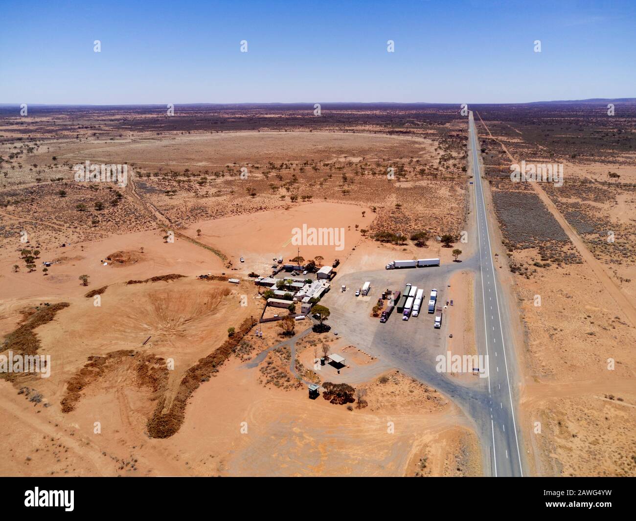 Aérien du Little Tobar Hotel - Roadhouse sur la Barrière Highway entre Broken Hill et Wilcannia dans les terres arides de l'ouest de Nouvelle-Galles du Sud Australie Banque D'Images