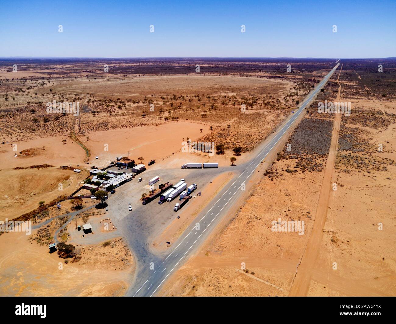 Aérien du Little Tobar Hotel - Roadhouse sur la Barrière Highway entre Broken Hill et Wilcannia dans les terres arides de l'ouest de Nouvelle-Galles du Sud Australie Banque D'Images
