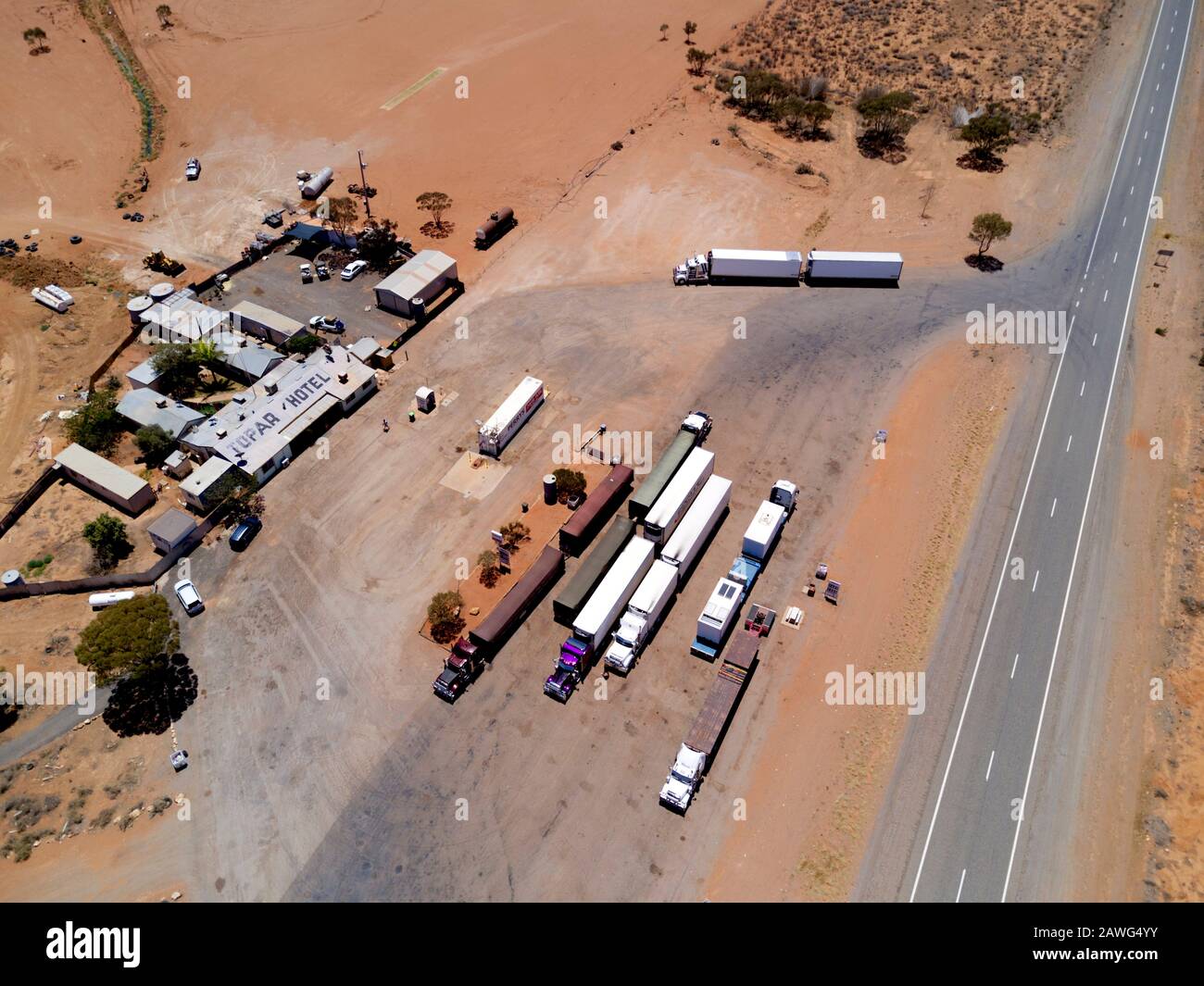 Aérien du Little Tobar Hotel - Roadhouse sur la Barrière Highway entre Broken Hill et Wilcannia dans les terres arides de l'ouest de Nouvelle-Galles du Sud Australie Banque D'Images