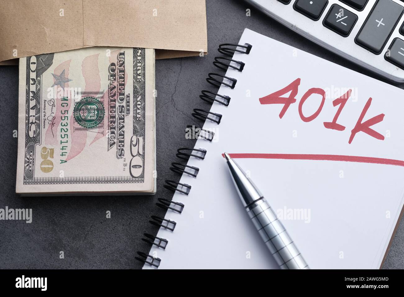 401 k mot écrit sur le bloc-notes avec le dollar sur la table Banque D'Images