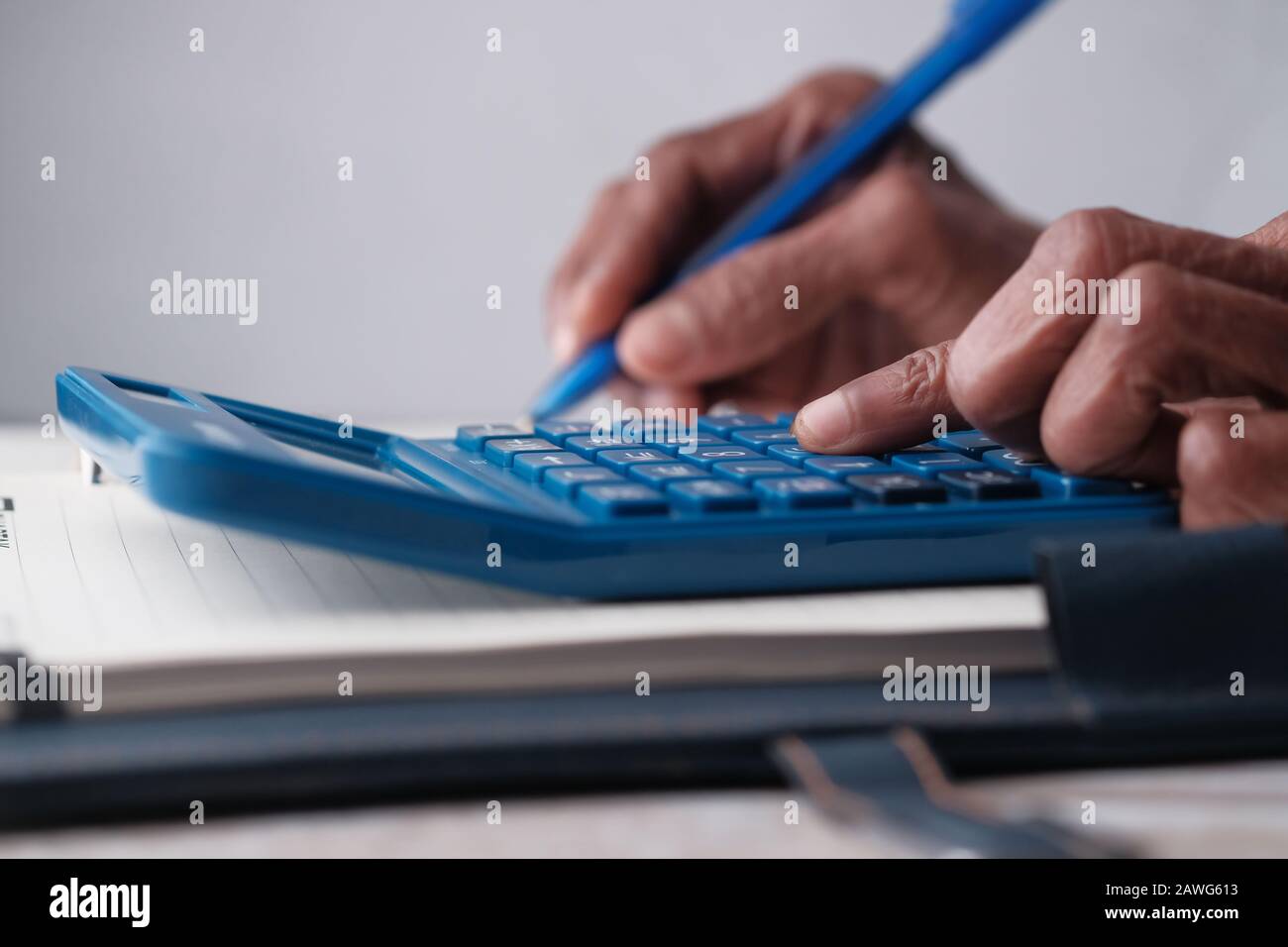 femmes âgées utilisant la calculatrice sur la table, gros plan Banque D'Images