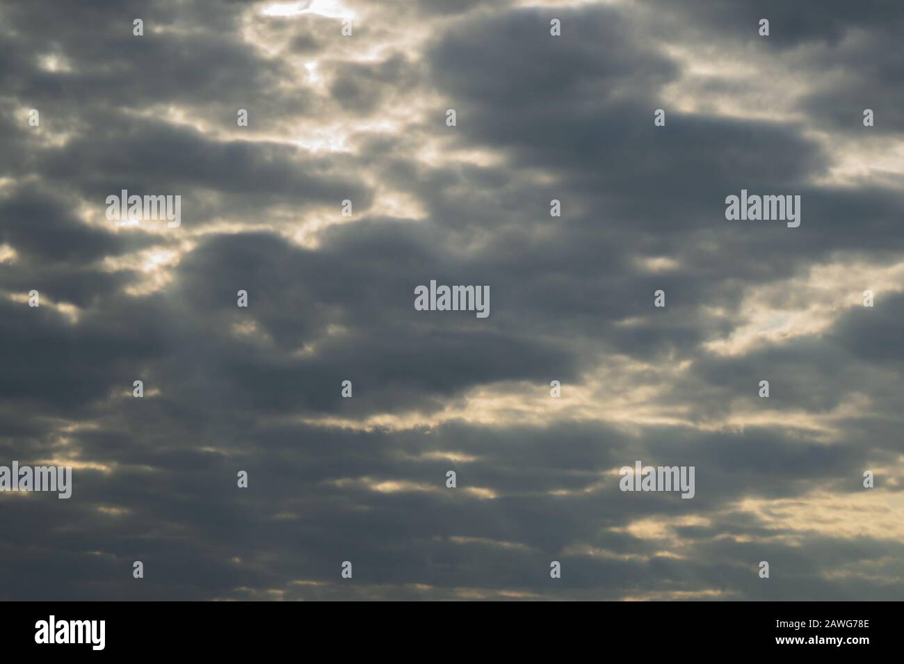 La lumière du soleil brille à travers le ciel nuageux. Ciel orageux avec sunbeam. Temps couvert Banque D'Images