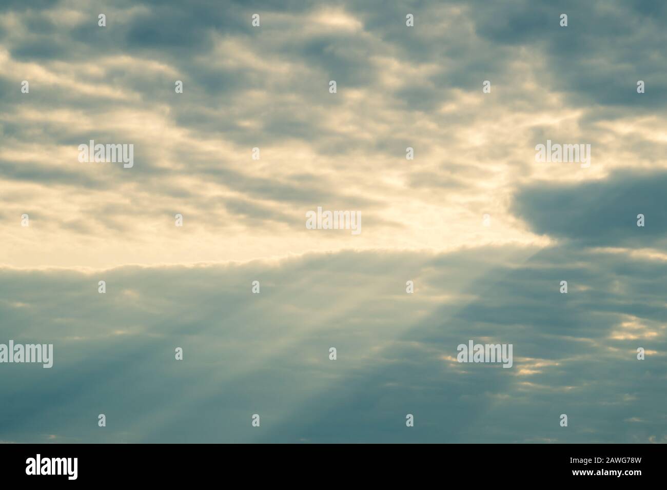 La lumière du soleil brille à travers le ciel nuageux. Ciel orageux avec sunbeam. Temps couvert Banque D'Images
