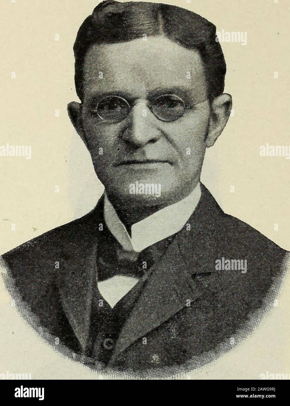 Les notices biographiques de l'Ohio, un manuel du gouvernement et des institutions de l'État de l'Ohio . M. HAGENBUCH, du comté de Champaign. Edwin Hagenbuch, républicain, du comté de Champaign, a servi son deuxième mandat comme membre de la législature de l'État à la 75ème Assemblée générale. Il était bom dans la thecounty qu'il représente, a été éduqué dans les écoles communes et réside dans l'InUrbana, le siège du comté, où il est engagé dans l'agriculture et la collecte de stocks. Il est connu dans les cercles masoniques, et est maintenant en tant que grand secrétaire du Grand Chapitre de l'Ohio. Pendant ses deux mandats en tant que représentant, il était un Banque D'Images