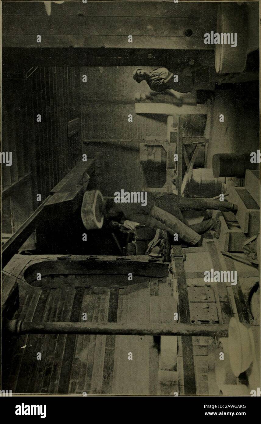 Rapport annuel des Regents . dboOS•O aoaO -A &gt;. Ft. BO TI a o . , ao.ft X o 00 &lt;v Oa o -IH Fu. Argiles DE NEW YORK 807 bons résultats lorsqu'ils sont mélangés avec d'autres argiles ou avec des flux artificiels.Les Analyses de ce matériau sont données au-delà. Les analyses suivantes effectuées par l'arpenteur géologique du Missouri donnent la composition de l'argile. Silice 56.75 Alumina 15. 47 eau Combinée *. 8.87 humidité .37 Protoxid de fer 5.73 Protoxid de manganèse tr. Chaux 5. 78 Magnesia 3.32 Alcalis 3.25 Total 99.54 Une Autre analyse réalisée par H. Griffen (argile ivorher,. 28:178) Donne: Silice 17.02 Alumina , 14.80 Ferrique Banque D'Images