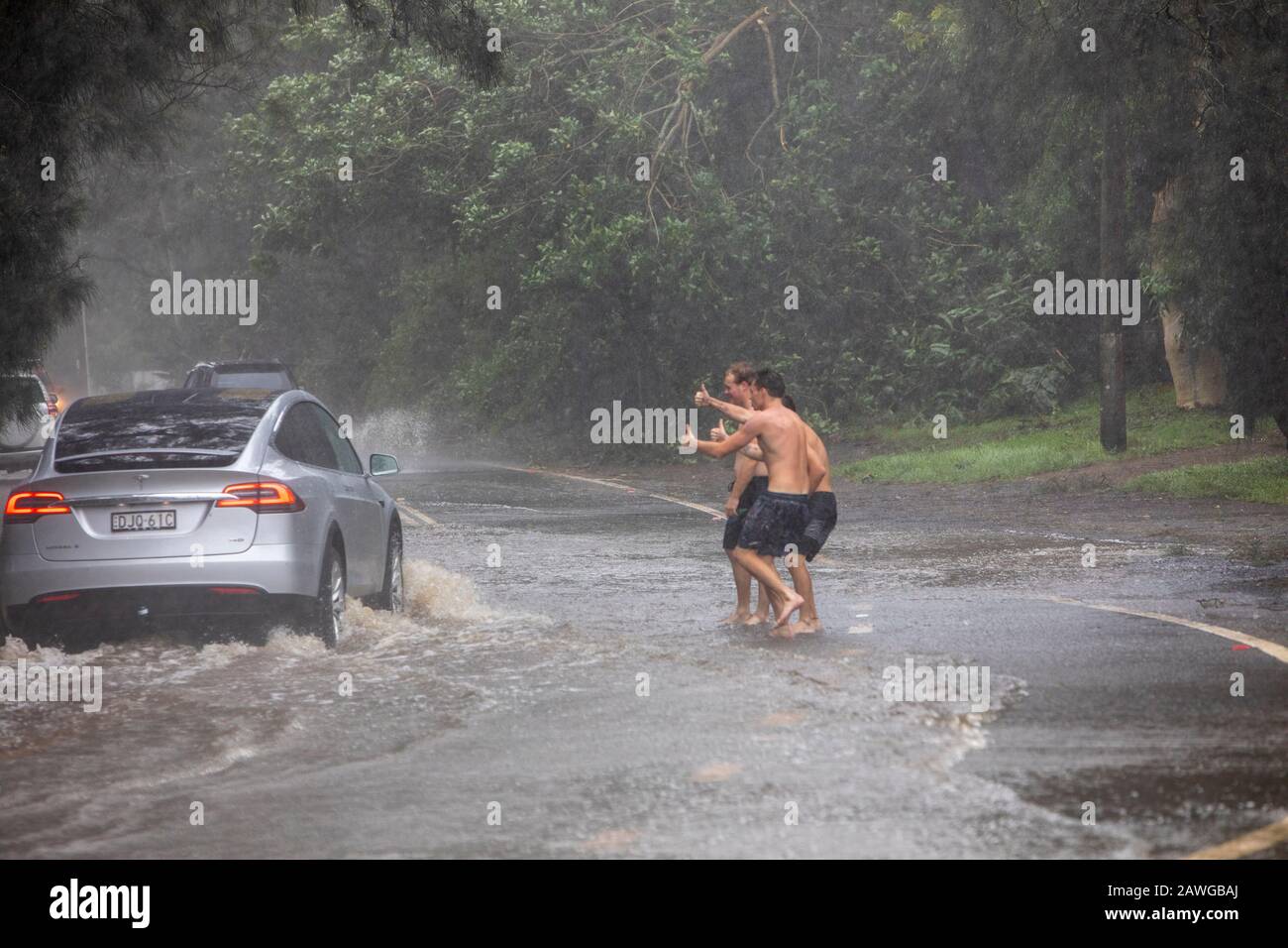 Palm Beach, Sydney, 9 Février 2020. De fortes précipitations et de forts vents provoquent des inondations éclair sur Barrenjoey Road , tandis que certains dansent dans la pluie de bienvenue, Sydney,.Australia crédit :martin berry/Alay Live news. Banque D'Images