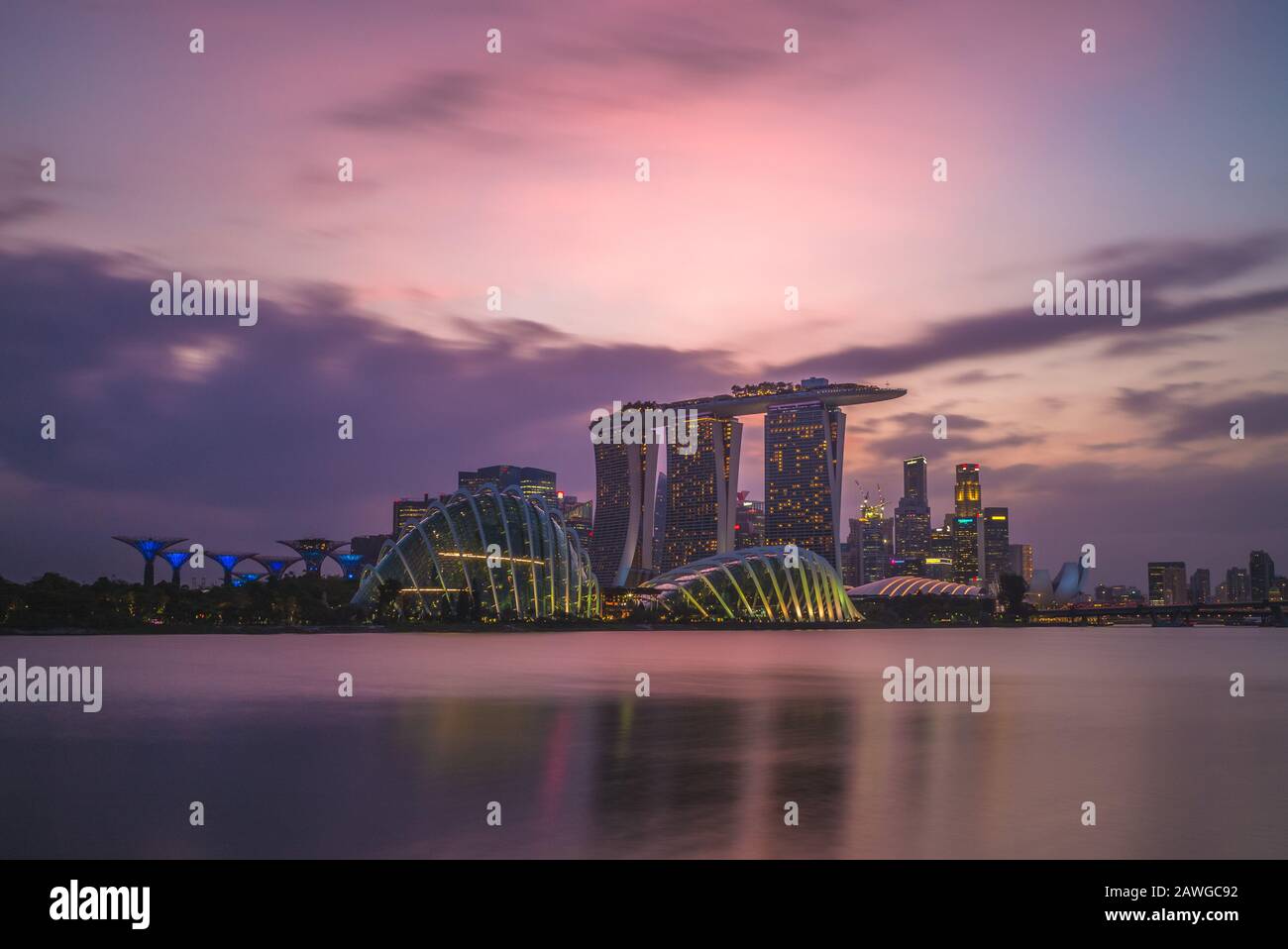 Singapour - 4 février 2020: Horizon de singapour à la baie de la marina avec un bâtiment emblématique comme le superarbre, le sable de la baie de la marina, le musée artscience. Banque D'Images