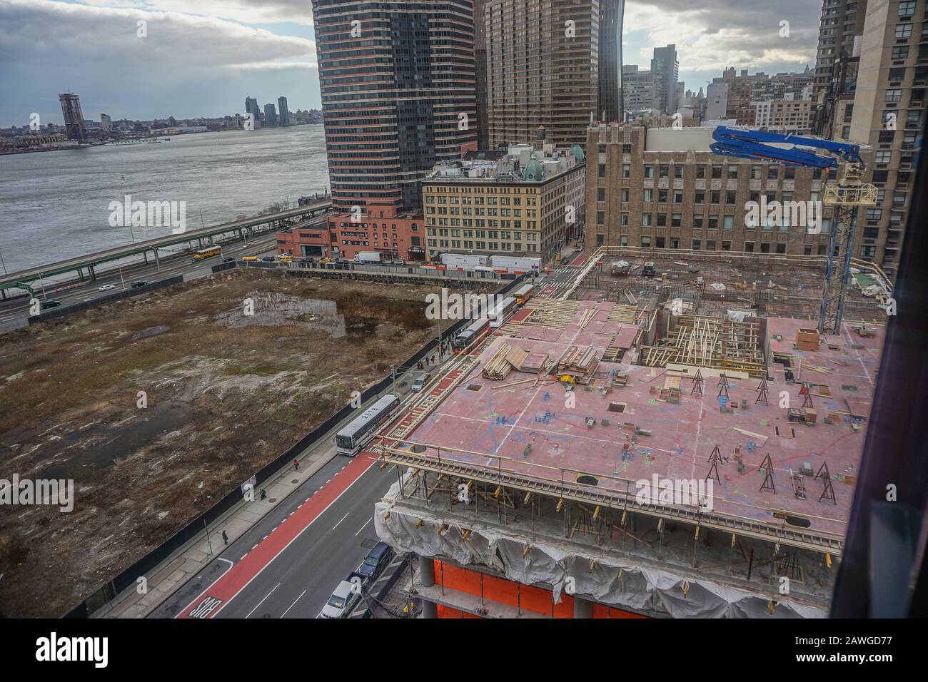 New York, New York: Construction d'un immeuble d'appartements de 42 étages en cours sur un chantier de construction de First Avenue dans le centre-ville de Manhattan. Le Ri Est Banque D'Images