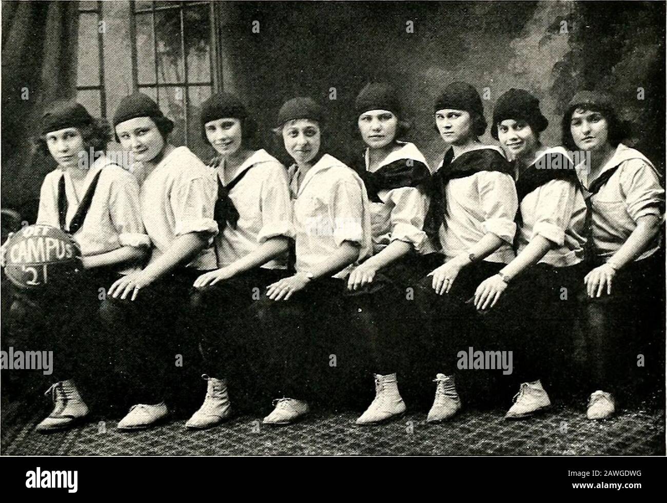 Burr Châtaignier, 1921 . Myriel Swineheart, Dorothy Thorne, Mildred Briggs, Katherine Schultz, Eva Hassler, Ruth Bechtel, Hazel Baker, Dorothy Schorle 146 Off Campus Basket Ball Team. Mildred Cook, Irene Moinet, Helen Campbell, Mary Ellen Conroy, Uritta Porter, Pauline Nye, Hildegarde Obrien 147 Banque D'Images