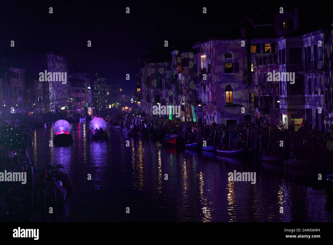 Venise, Italie. 8 février 2020. Rio di Cannaregio pendant la Festa Veneziana sur les célébrations du Carnaval de l'eau. (Photo De Gentian Polovina/Pacific Press) Crédit: Pacific Press Agency/Alay Live News Banque D'Images