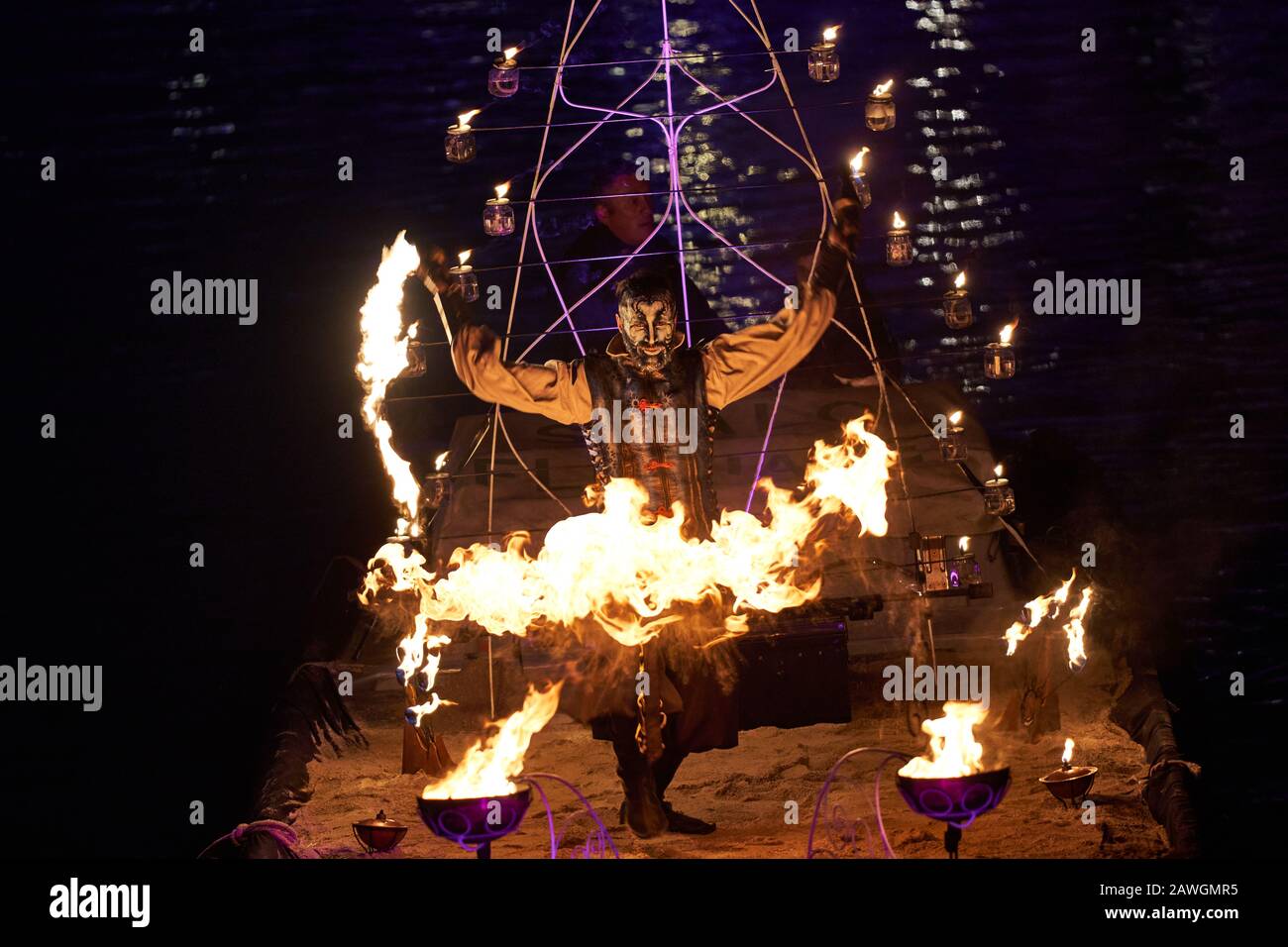 Venise, Italie. 8 février 2020. Performance du joueur de feu pendant le spectacle 'Amoris Causa'. Célébrations de l'ouverture du Carnaval de Venise 2020. Rio Di Cannaregio, Venise, Italie. 8 Février 2020 (Photo De Gentian Polovina/Pacific Press) Crédit: Pacific Press Agency/Alay Live News Banque D'Images