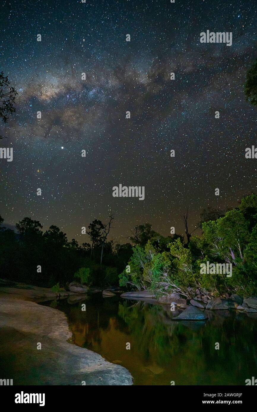 Voie lactée dans le ciel nocturne au-dessus de Murray River en aval de Murray Falls Près de Cardwell North Queensland Banque D'Images
