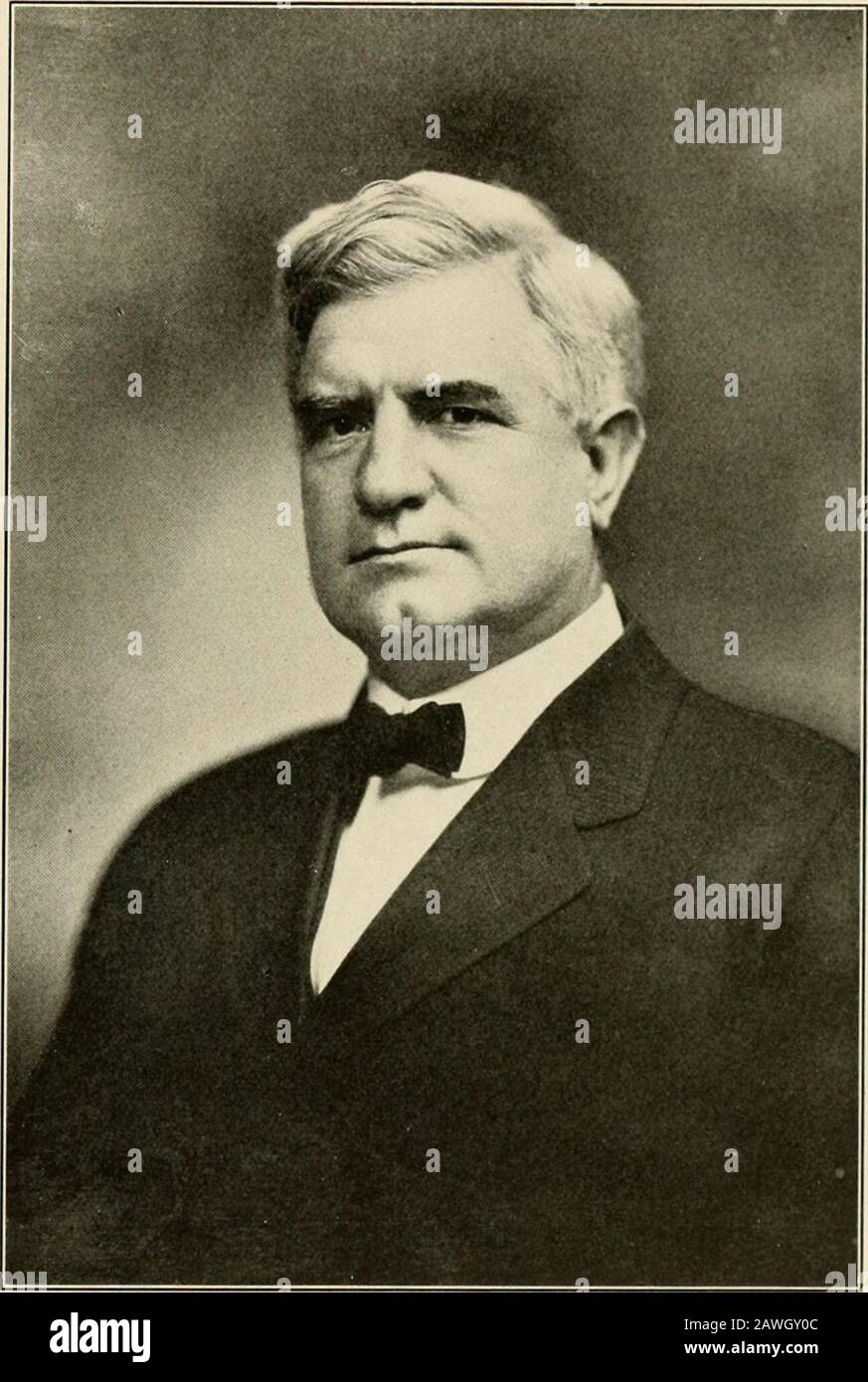 La première exposition de conservation et de ses bâtisseurs; une histoire officielle de l'exposition nationale de conservation, tenue à Knoxville, dans le Tennessee, en 1913 et de ses précurseurs, les expositions des Appalaches de 1910-11, Embrassant un examen du mouvement de conservation aux États-Unis de sa création à l'heure actuelle . tes con-tinue suivre les anciennes méthodes et obtenir de quatre à huit acres ce que les garçons getfrom One. Lorsqu'un agriculteur adopte des méthodes telles que constantlv augmenter la productivité de ses champs et préserver sa forêt, des centaines permettent à leurs terres de devenir appauvries l)y pl peu profond Banque D'Images